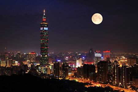 明月陪伴下，登上台北象山，一眼望盡台北夜景與101高樓。