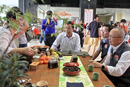 木雕艺术节记者会，县长与嘉宾体验三义木雕艺术节的茶席。