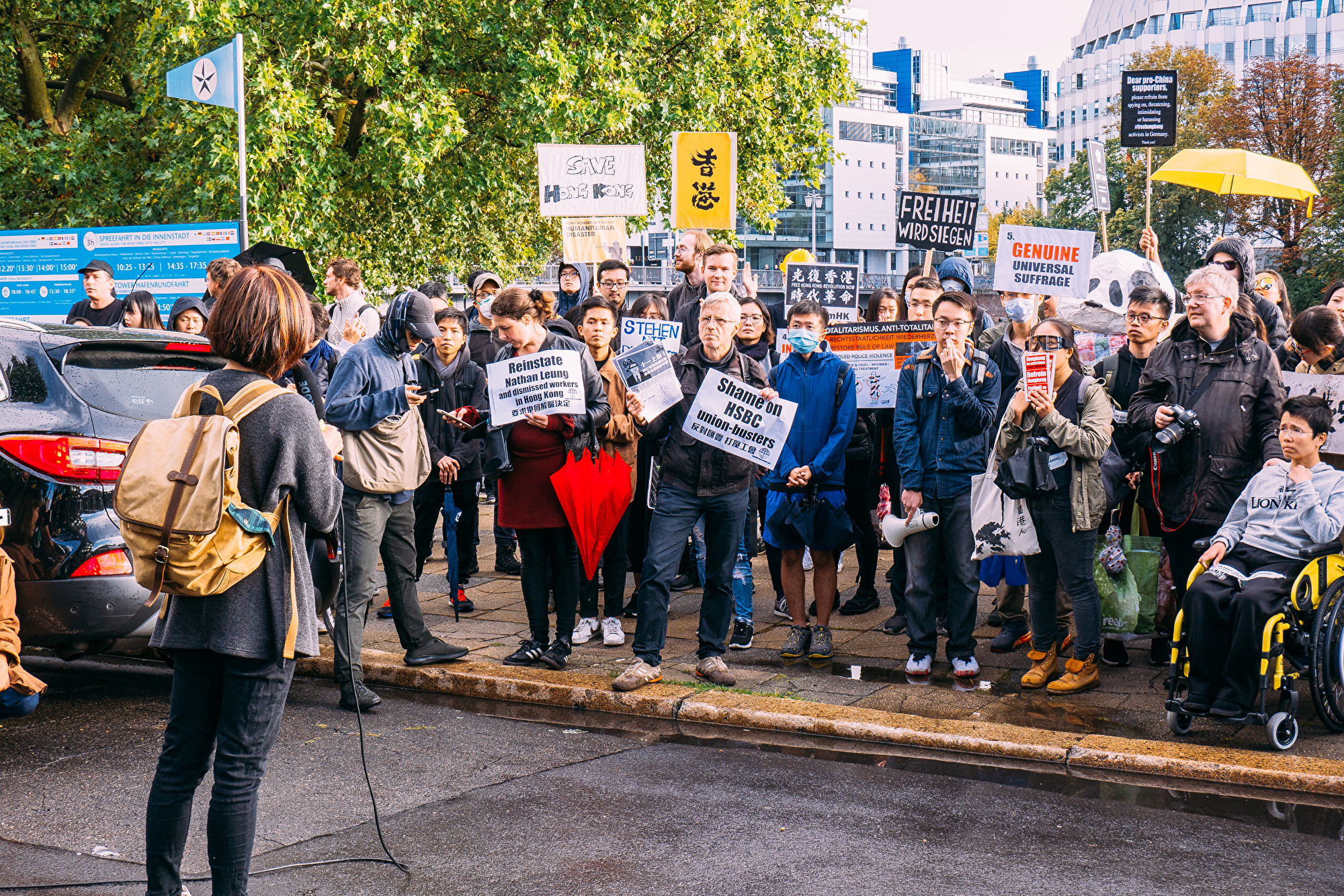 9月28日下午數百旅德港人和德國各界人士在首都柏林舉行集會遊行，抗議中共暴政，支持港人爭取自由民主。圖為抗議人士在中使館前施普雷河岸邊集會演講。（張清颻／大紀元）