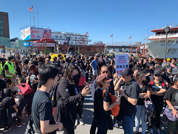 ‪9月29日，數百旅美香港人和各界支持人士在紐約中領館對街的碼頭前，舉辦「紐約再集氣 全球聲援香港」活動。（蔡溶／大紀元）