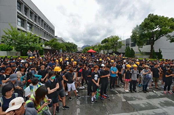 2019年9月2日，數百學生參與中大百萬大道舉行的中大開學典禮。（宋碧龍／大紀元）