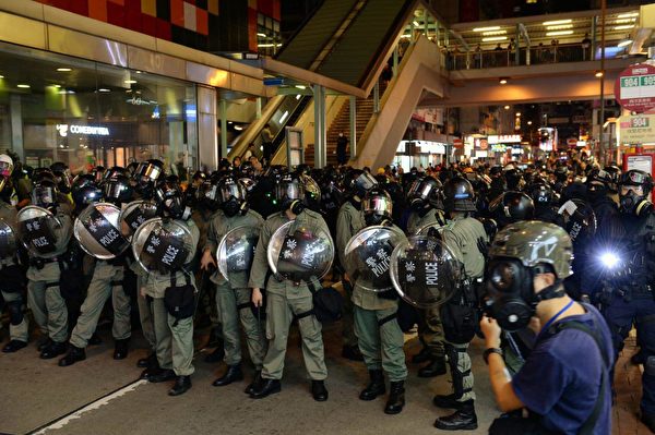 2019年9月6日晚，防暴警察從太子站推進到旺角。（宋碧龍／大紀元）
