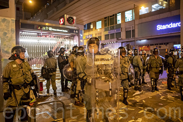 2019年9月6日晚，香港示威民眾聚集在港鐵太子站外現場貼滿許多標語牌與鮮花，其後警察衝出清場。（余鋼／大紀元）