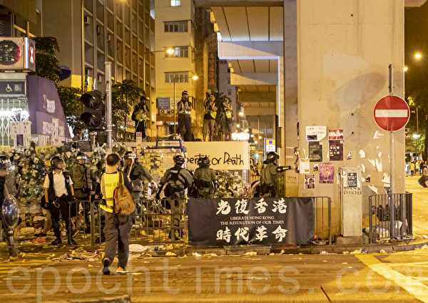 2019年9月6日晚，香港示威民眾聚集在港鐵太子站外現場貼滿許多標語牌與鮮花，其後警察衝出清場。（余鋼／大紀元）