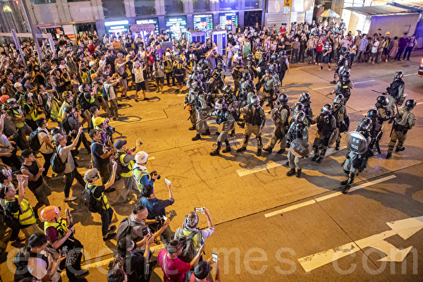 2019年9月6日晚，香港示威民眾聚集旺角，面對警察大叫黑社會，警察退走。（余鋼／大紀元）