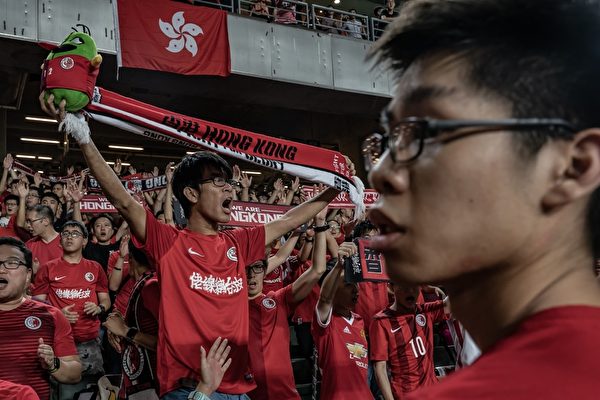 2019年9月10日，抗議球迷在球場內高呼口號。（Anthony Kwan/Getty Images）