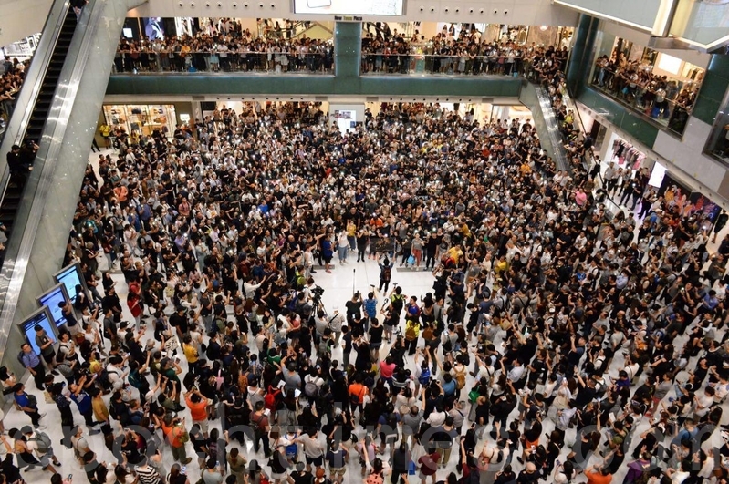2019年9月11日，香港市民在沙田新城市廣場齊唱「願榮光歸香港」。（黃曉翔／大紀元）