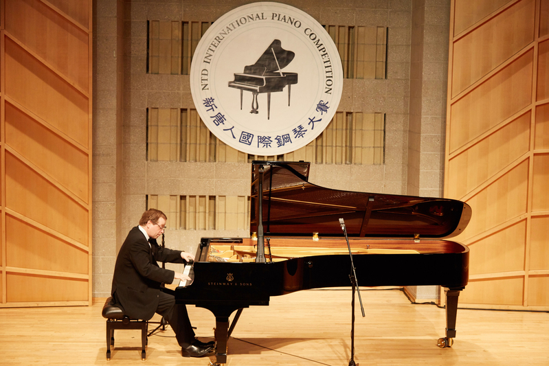 2019年9月25日，第五屆新唐人國際鋼琴大賽初賽現場。圖為紐約選手安尼庫辛（Maxim Anikushin）在表演。（張學慧／大紀元）