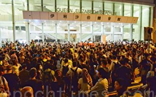 组图：林郑“对话会”场外大批民众抗议