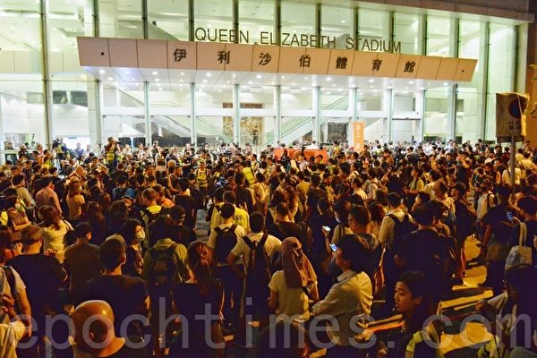 組圖：林鄭「對話會」場外大批民眾抗議