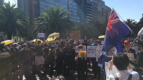 2019年9月29日下午2點，澳洲悉尼港人及支持者在州立圖書館前集會遊行，聲援香港發起的全球抗共活動。（安平雅／大紀元）