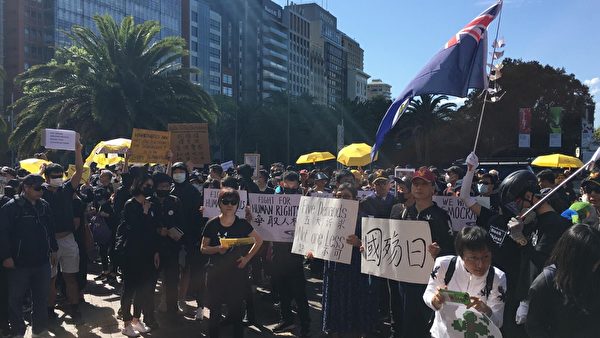 ​  2019年9月29日下午2點，澳洲悉尼港人及支持者在州立圖書館前集會遊行，聲援香港發起的全球抗共活動。（安平雅／大紀元）