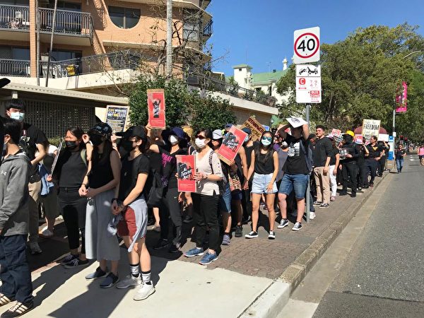 2019年9月29日下午2點，昆士蘭布里斯本香港人及支持者包括西藏與越南等社區的民眾在州議會大樓前的演講者之角集會及遊行至喬治國王廣場。（楊裔飛／大紀元）