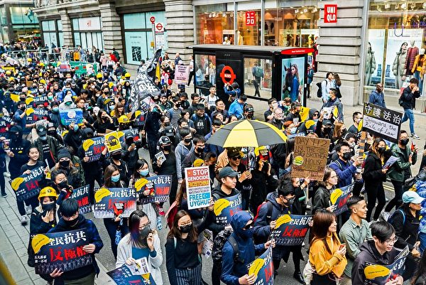 ​  9月28日，數千人在倫敦參加了反對中共、爭取香港自由的遊行。（晏寧／大紀元）