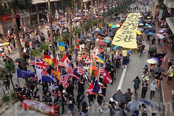 2019年9月29日，全球24個國家、65個城市舉行「全球連線-共抗極權」遊行。圖為遊行隊伍經過灣仔。（余鋼／大紀元）