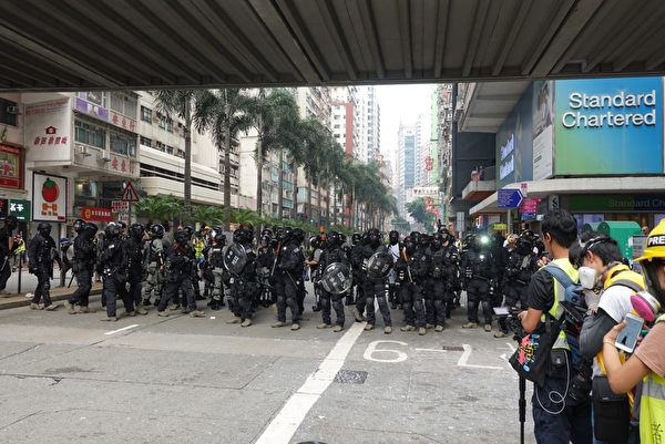 2019年9月29日，全球24個國家、65個城市舉行「全球連線-共抗極權」遊行。圖為香港灣仔警察截堵遊行隊伍要人群撤走。（余鋼／大紀元）