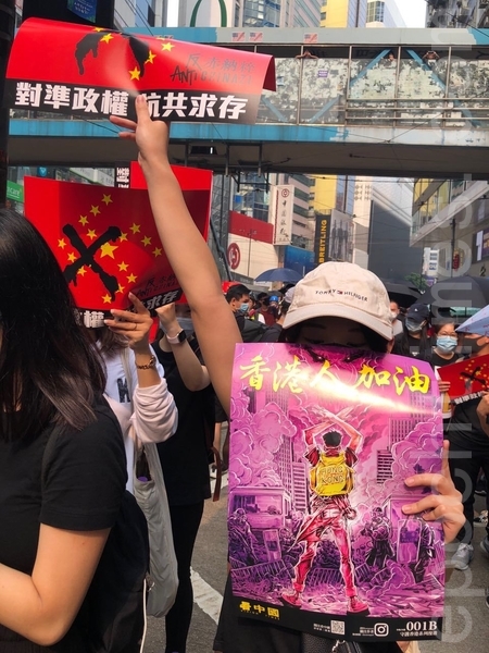 2019年9月29日，香港民眾參加反極權遊行，手上拿著標語或旗子表達訴求。（余天祐／大紀元）