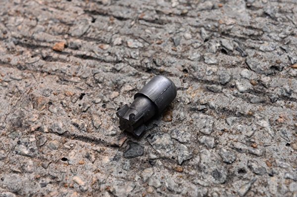 2019年9月29日，香港民眾在灣仔有抗爭者被警察用橡膠子彈射傷。圖為圖為警方發射後的橡膠子彈殼。（宋碧龍／大紀元）