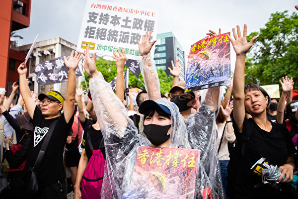 2019年9月29日，由台灣公民陣線、香港邊城青年、台灣青年民主協會、台灣學生聯合會等團體發起「929台港大遊行—撐港反極權」活動，超過10萬人參與遊行。（陳柏州／大紀元）