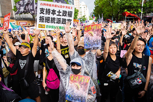 2019年9月29日，由台灣公民陣線、香港邊城青年、台灣青年民主協會、台灣學生聯合會等團體發起「929台港大遊行—撐港反極權」活動，超過10萬人參與遊行。（陳柏州／大紀元）