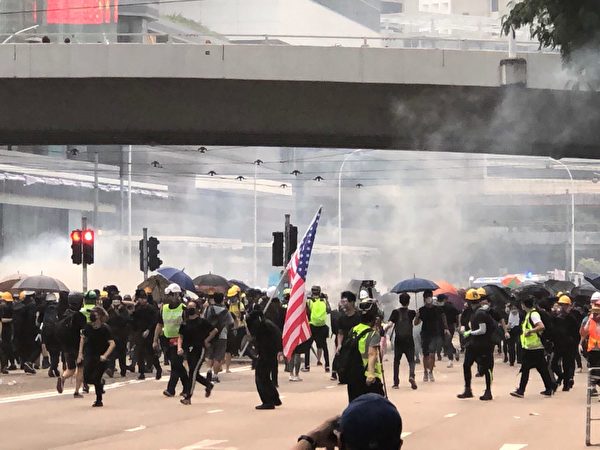 2019年9月29日，「9·29全球抗共」遊行活動。港警在灣仔至金鐘天橋發放多枚催淚彈。（余天祐／大紀元）