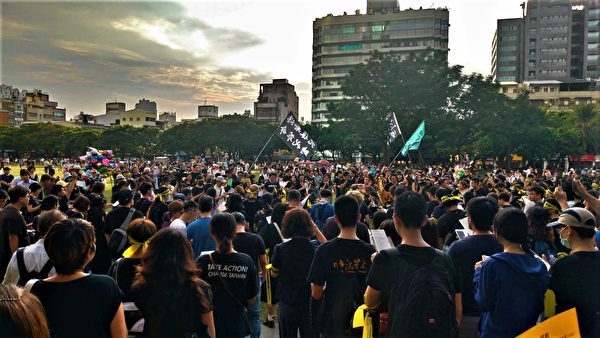 28日下午，來自中台灣各地民眾與港生近千人，聚集台中市民廣場。（黃玉燕／大紀元）