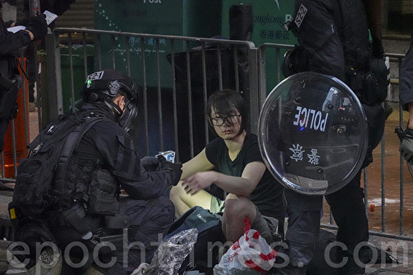 2019年9月29日，全球24個國家、65個城市舉行「全球連線-共抗極權」遊行，圖為香港，遊行隊伍經過灣仔遭遇警方暴力清場，有抗爭者被捕。（余鋼／大紀元）