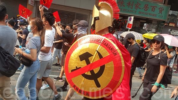 2019年9月29日，「全球連線—共抗極權」遊行活動。軒尼詩道上的舉反共盾牌的古羅馬人cosplay。（林志龍／大紀元）