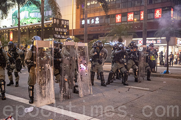 2019年9月29日，全球24個國家、65個城市舉行「全球連線-共抗極權」遊行，圖為香港，遊行隊伍經過灣仔遭遇警方武力清場。（余鋼／大紀元）