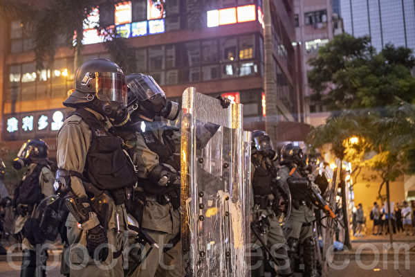 2019年9月29日，全球24個國家、65個城市舉行「全球連線-共抗極權」遊行，圖為香港，遊行隊伍經過灣仔遭遇警方武力清場。（余鋼／大紀元）