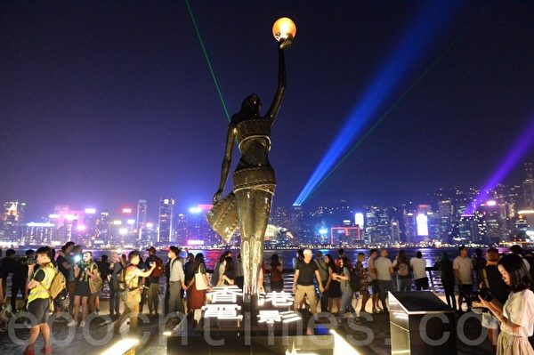 2019年9月30日，香港網民為紀念「831太子站事件」舉行「9.30 Pepe 心心和你拖」人鏈行動。圖為梳士巴利道人鏈。（宋碧龍／大紀元）