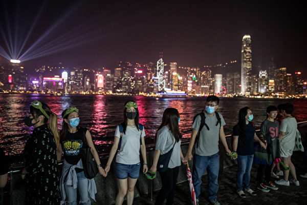 2019年9月30日，香港網民為紀念「831太子站事件」舉行「9.30 Pepe 心心和你拖」人鏈行動。圖為海港區人鏈。（Chris McGrath/Getty Images）