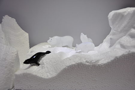 用玻璃藝術表現環保議題：地球暖化，北極熊與海豹的求生