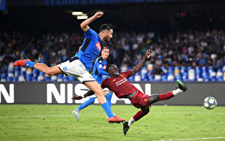 NAPLES, ITALY - SEPTEMBER 17: Sadio Mane of Liverpool stretches for the ball with Konstantinos Manolas of Napoli during the UEFA Champions League group E match between SSC Napoli and Liverpool FC at Stadio San Paolo on September 17, 2019 in Naples, Italy. (Photo by Laurence Griffiths/Getty Images)