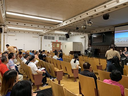 市議員萬齊家昨天在169小學舉辦座談會，與華人對話。 