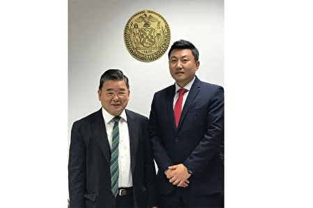 法拉盛市議員顧雅明（左）任命韓裔安焌鎔（右）擔任社區事務和韓裔社區聯絡主任。