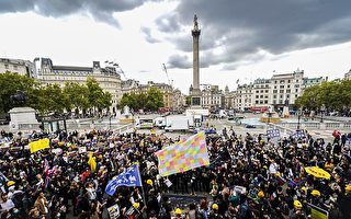 全球抗共大游行 伦敦数千人走上街头