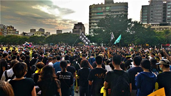 28日下午，來自中台灣各地民眾與港生近千人，聚集台中市民廣場。（黃玉燕／大紀元）