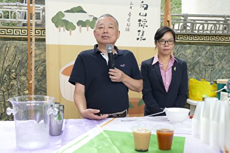 魚池鄉精品咖啡推手吳原炳（左）介紹魚池鄉紅茶進國宴的因緣和過程。