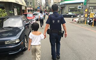 警牵男童沿街找爸爸 遇上员警才没有发生意外