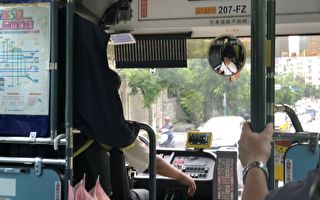 台北公车司机一举动 让带小孩妈妈“好贴心”
