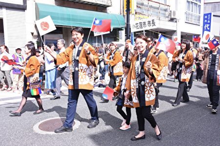 花莲市长魏嘉贤日前应日本盛冈市长谷藤裕明之邀游行中挥舞着国旗。