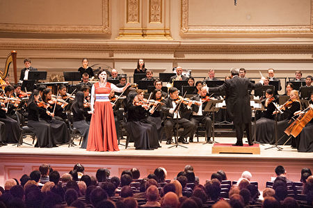 神韵交响乐团音乐会在纽约卡内基音乐厅举行，图为女高音歌唱家耿皓蓝在演唱。