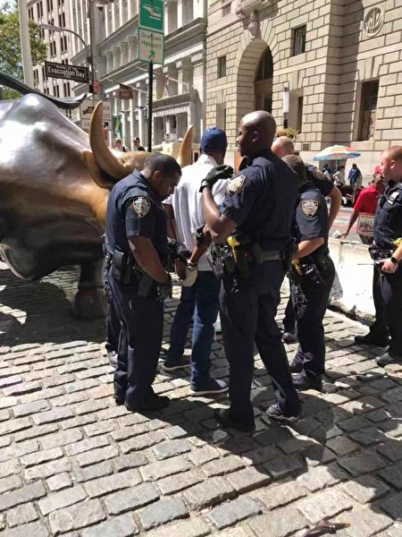 破壞銅牛的人被警方逮捕。