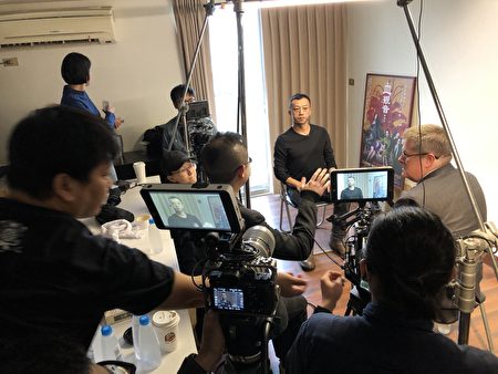 圖為臺灣導演楊雅喆今年1月在臺北為CUNY TV「故事之島：臺灣當代電影」專題節目接受主持人Jerry Carlson 專訪。
