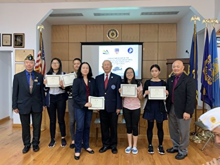 纽约同源会给数名为《二战华裔老兵国会金章法案》付出许多努力和征集签名的学生颁发感谢状。