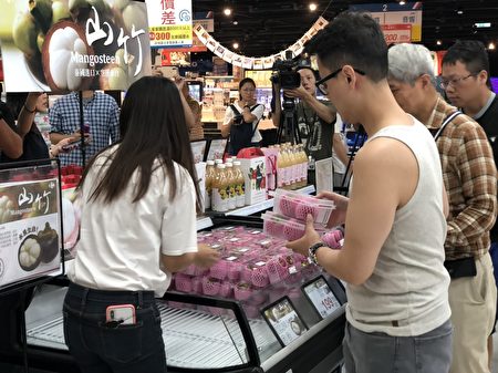 家樂福內湖店9月8日領先全台開賣山竹，只有70位幸運民眾買到山竹。