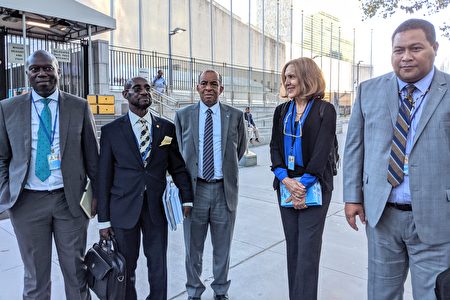 左起：史瓦帝尼常代Melusi Masuku大使、聖克里斯多福及尼維斯常代Sam Condor大使、聖露西亞常代Cosmos Richardson大使、貝里斯常代Lois Young大使、吐瓦魯常代Samuelu Laloniu大使。