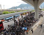 香港机场和平抗议遇警驱散追捕