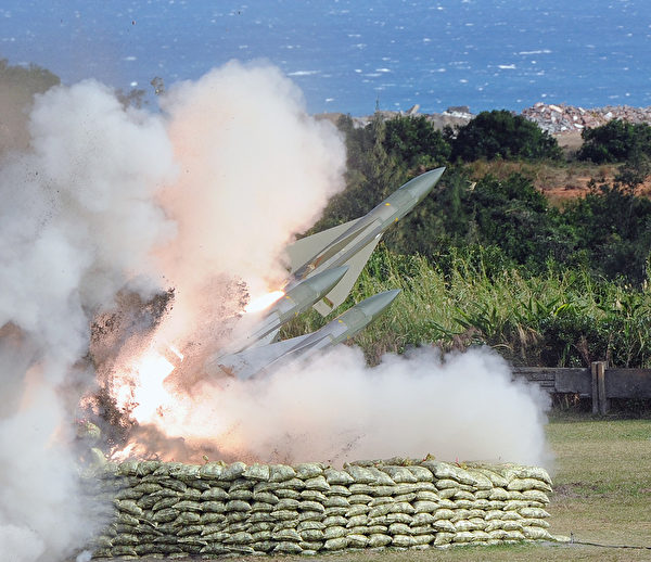 2011年1月18日，台灣軍方在屏東舉行實彈演習時發射鷹式導彈。（SAM YEH/AFP/Getty Images）